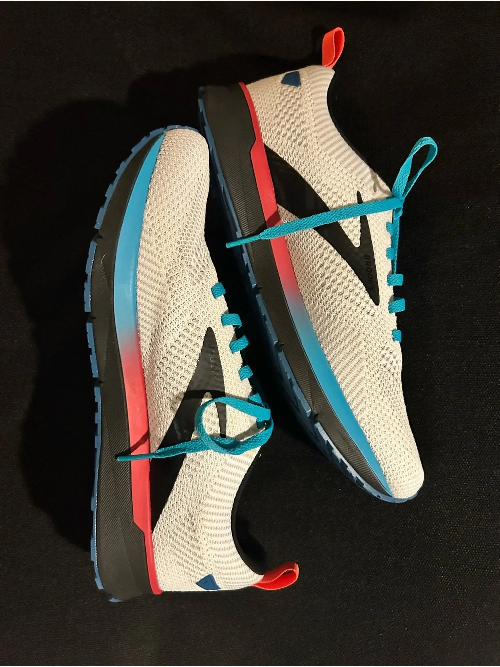 Brooks women’s White Running Shoes with Teal Laces size 9